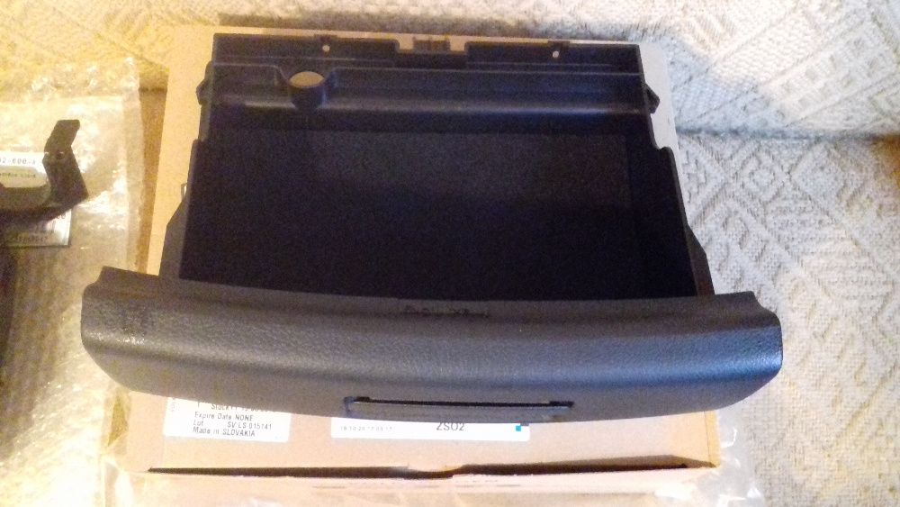 VW Golf VII 7 szuflada schowek pod fotel pasażera komplet ze śrubami