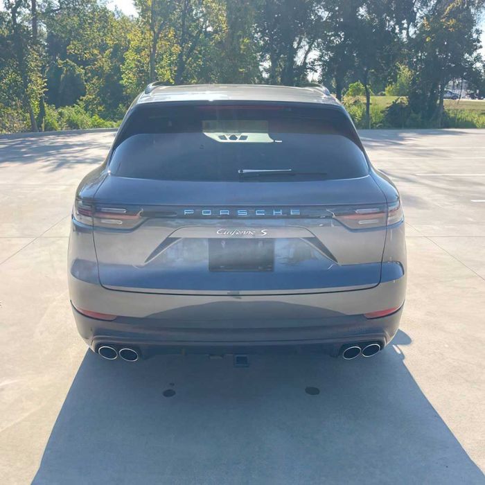 Porsche Cayenne      2022