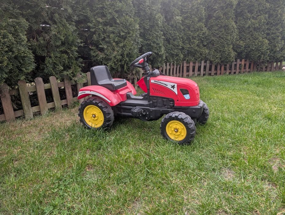 Traktor z przyczepą na pedały