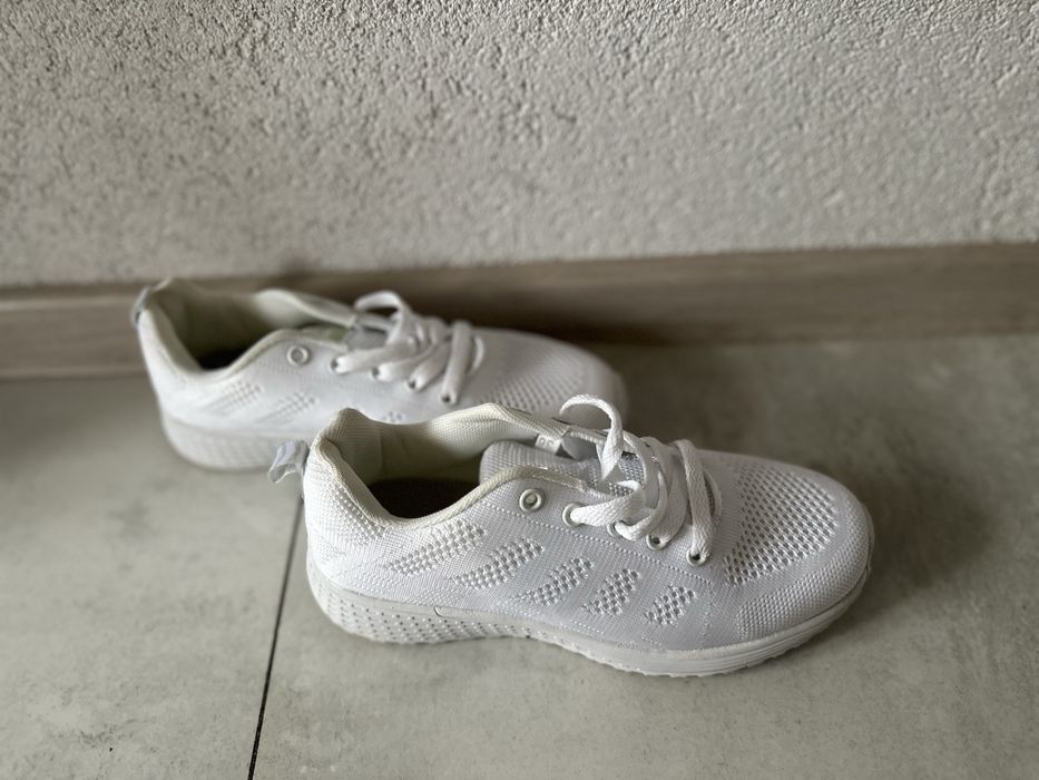 Białe buty sportowe rozmiar 36