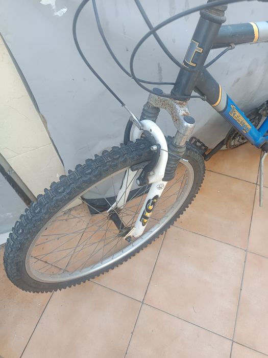 Bicicleta a pedais em estado médio