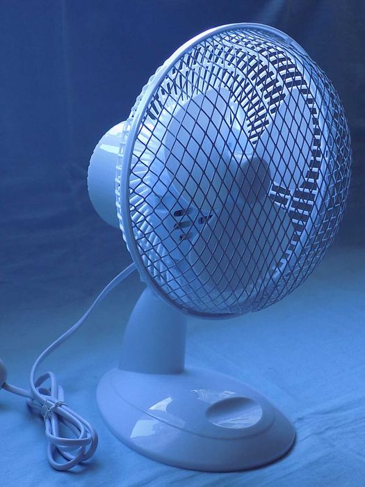 Wentylator biurkowy LG-18A . Biały cichy - moc 22 W.