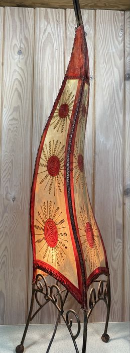 Skórzana wyszywana lampa stojąca Marokańska