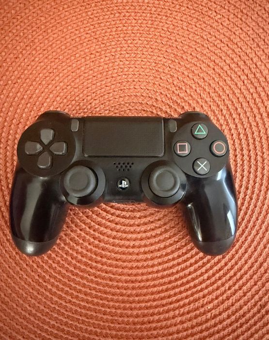 Vendo ps4 slim 1000g c/ 2 comandos e 6 jogos