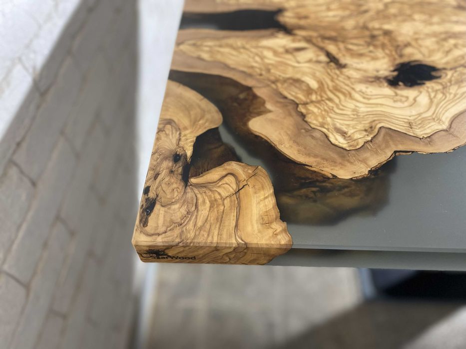 Stół z drewna oliwnego i żywicy