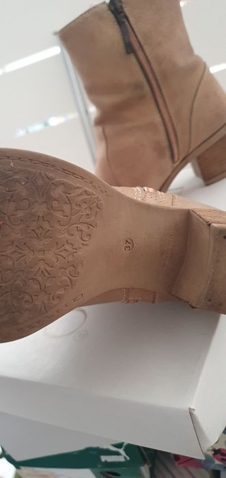 Botas em pele beje