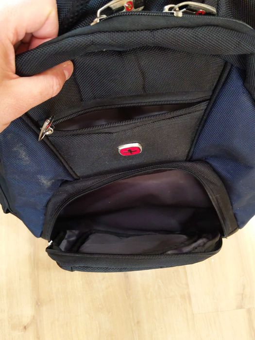 Mochila em bom estado, simples e prática.