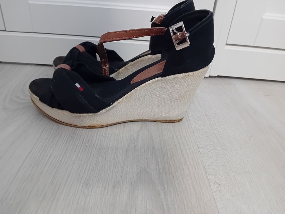 #Tommy Hilfiger czółenka na pasek koturna czarne