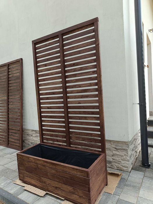 Doniczka, skrzynia na kwiaty z pergolą