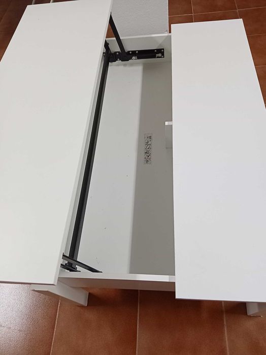 Mesa de centro branca marca IKEA