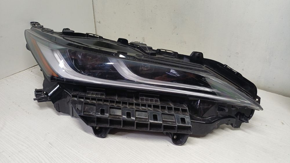 Фара Toyota Venza правая USA