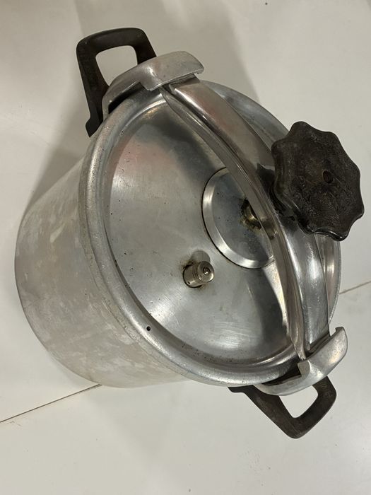 Panela de pressão grande