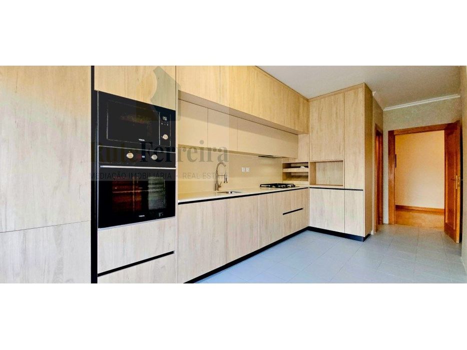 Apartamento T3 renovado no Condomínio Sol Jardim, no centro da cida...