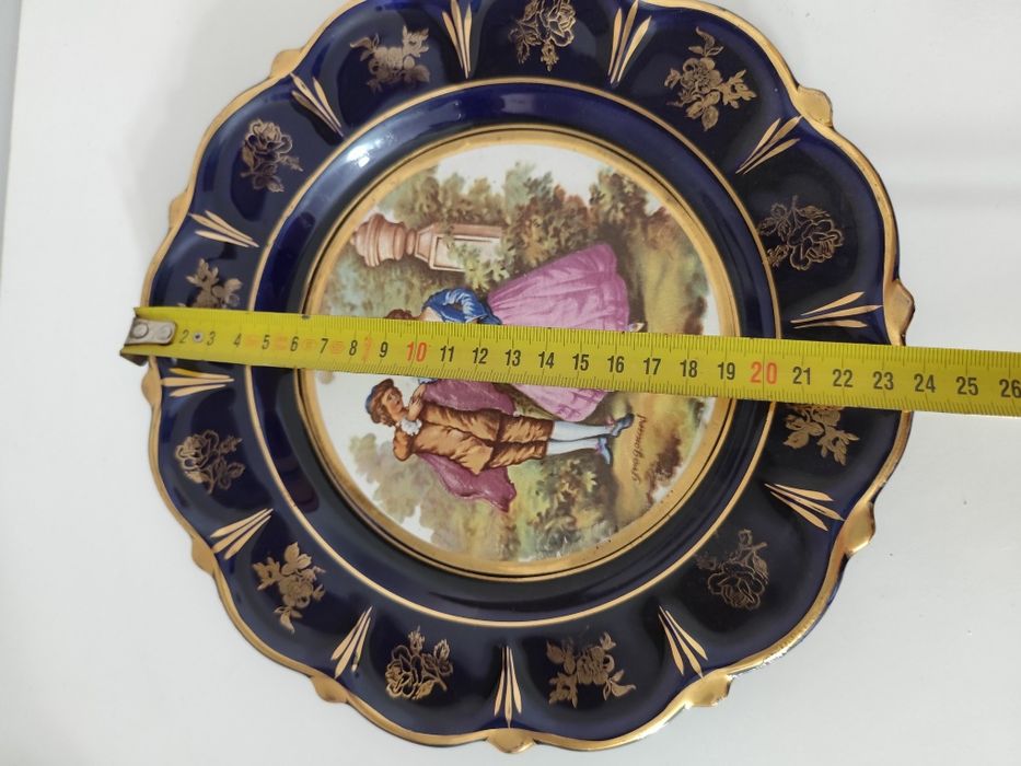 Conjunto de artigos em porcelana, bronze e biscuit.