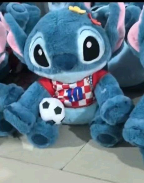 Pluszak Stitch 45 cm – miękka maskotka z piłką, idealny prezent