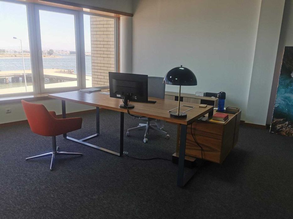 Secretária com módulo de gavetas lateral