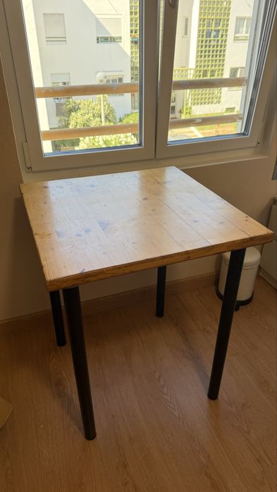 Mesa com tampo de madeira60*60