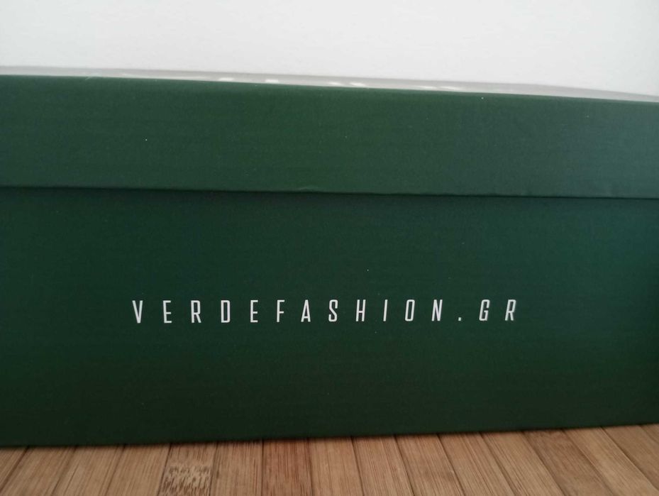 Sapatos efeito verniz, 38, da Verdefashion.GR