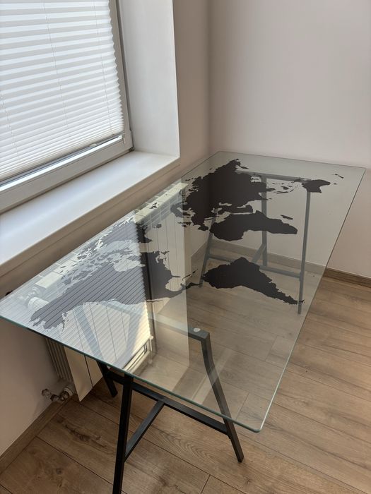 Szklany stolik-biurko