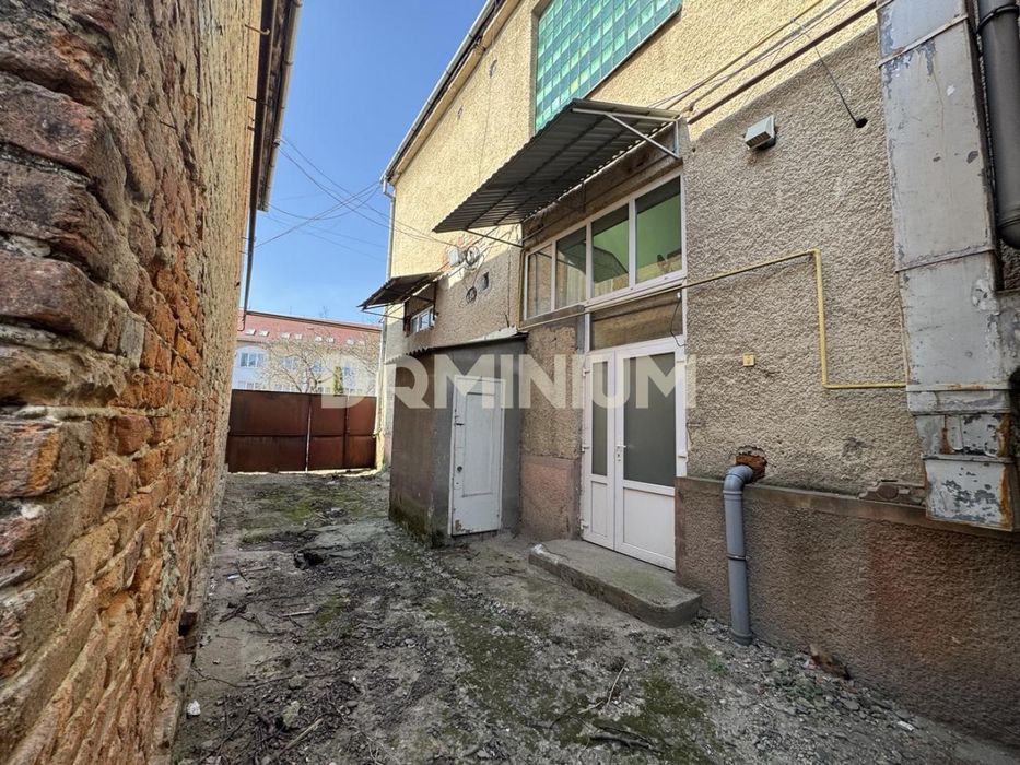 Магазин + офіси + склад, 520 м², прохідне місце,м.Виноградів
