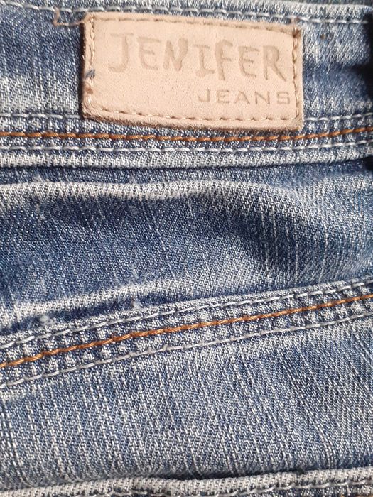 Dżinsy z haftami na kieszeniach