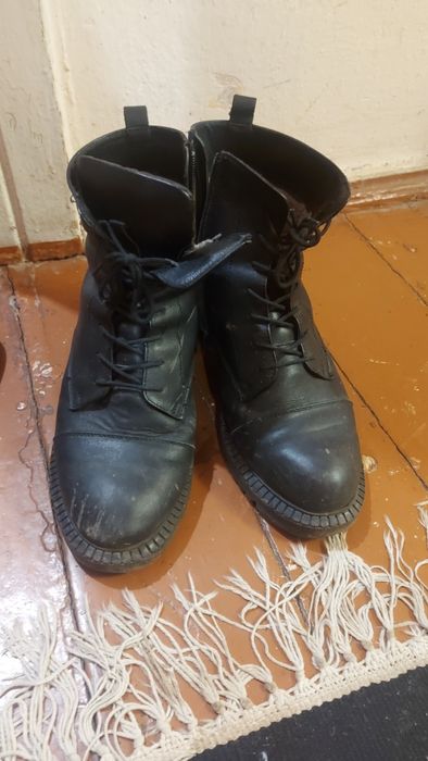 Безкоштовно віддам жіноче взуття 40р.