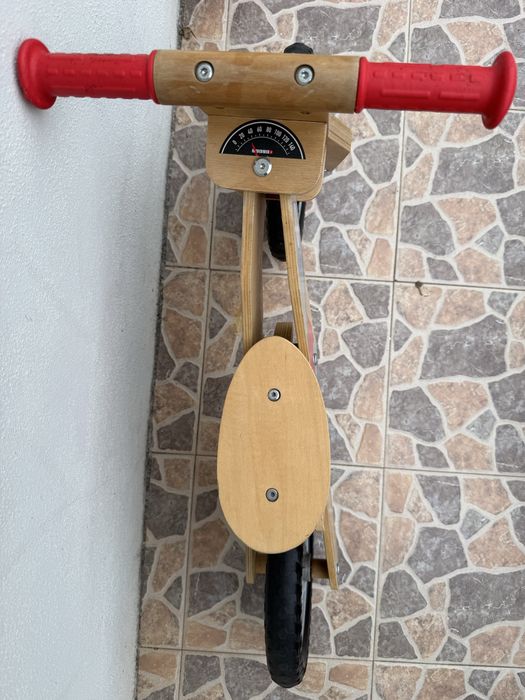 Bicicleta madeira equilibrio