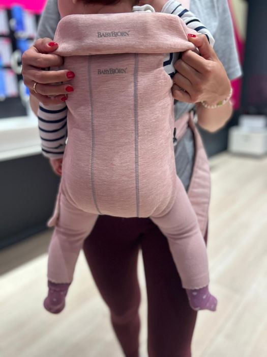 Porteo de bebé ergonómico en color rosa de la marca Babybjörn 90 zl
