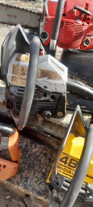 Motosserras varias a trabalhar