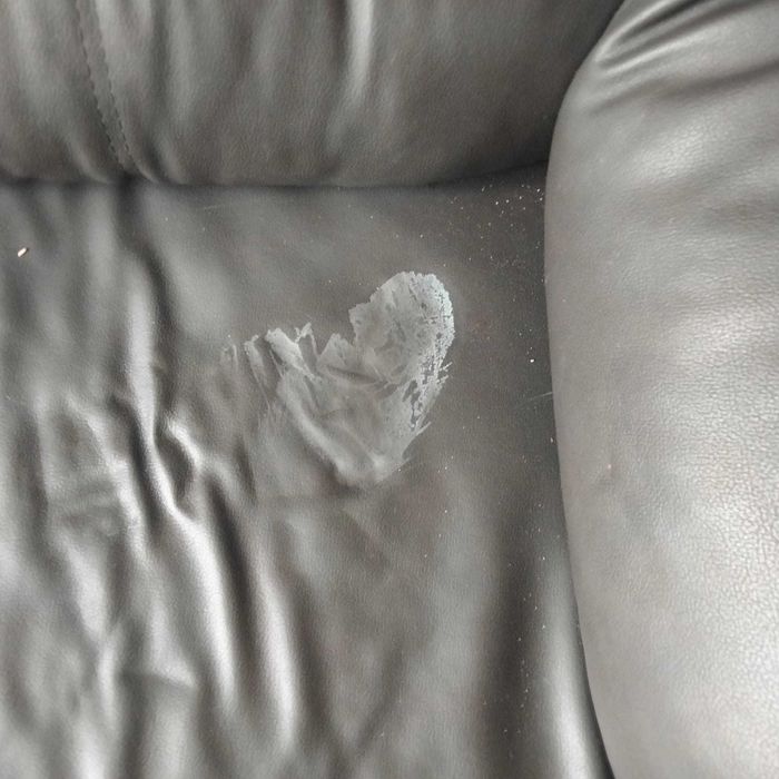 Sofá/cama em couro mais duas arcas (para desocupar)