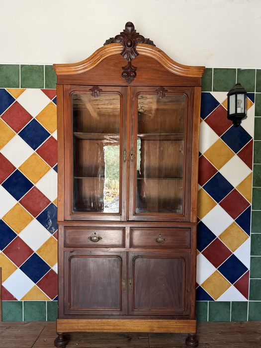 Antigo louceiro em madeira