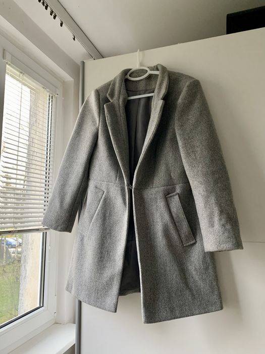 Szary ciepły płaszcz