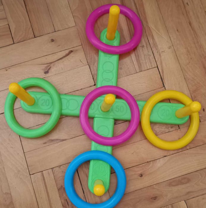 Gra zręcznościowa typu ringo (rzucanie kółek do celu)