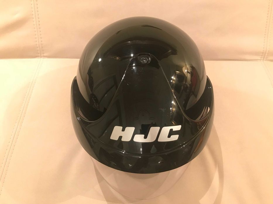 Capacete marca HJC aberto com viseira