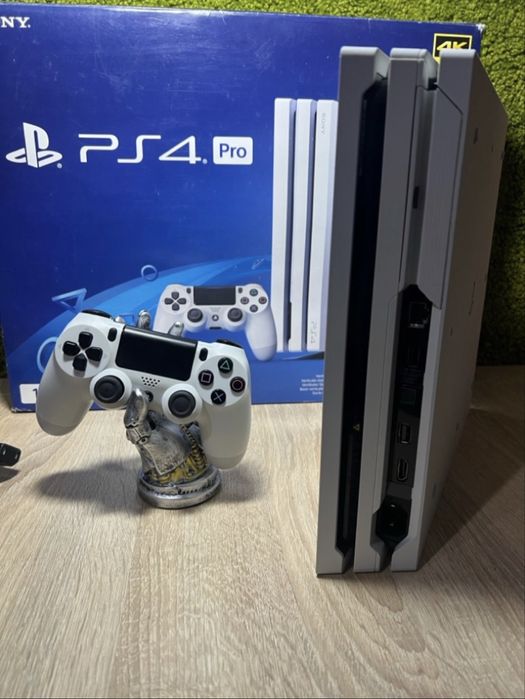 Магазин ! PlayStation 4 Pro White 1 TB + 2 Оригинальних белых Джойстика , Гарантия 6 месяцев ! + 60 игр + оригинальная коробка