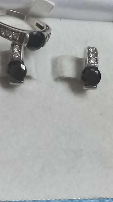 Сережки з ізумрудами.