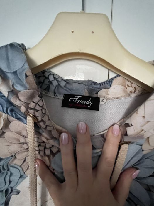 Bluza z kapturem S kwiaty