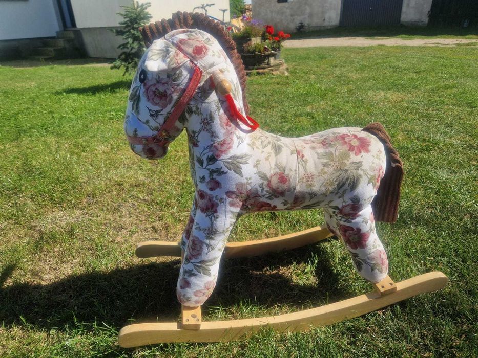 Konik na biegunach Nefere Pink Flora, wydaje dźwięki