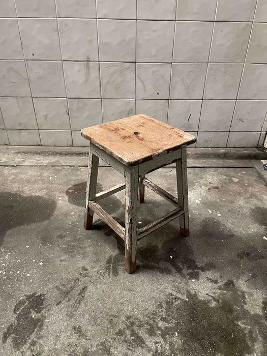 Conjunto de cadeiras e banco vintage de madeira