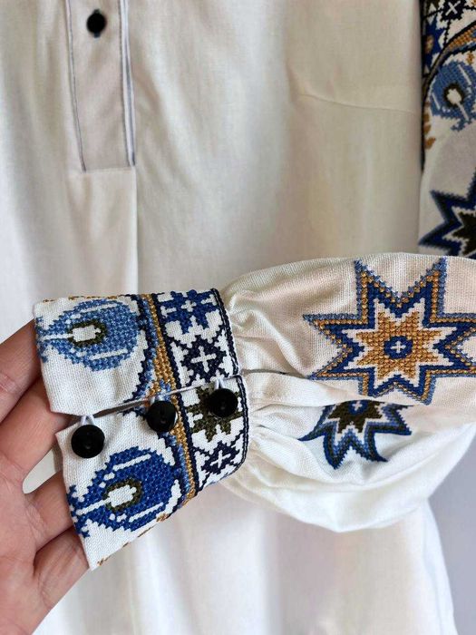 Модна жіноча вишиванка з льону з квітковим та геометричним орнаментом