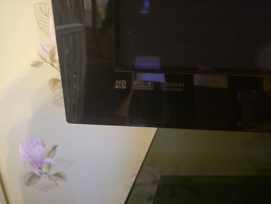 Большой телевизор Samsung с тумбой