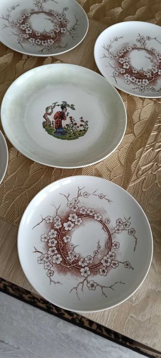 8  talerzy. Porcelana PRL. Piękne wzory.