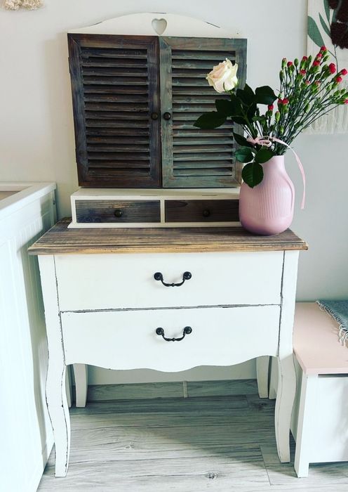 Toaletka w stylu shabby shic
