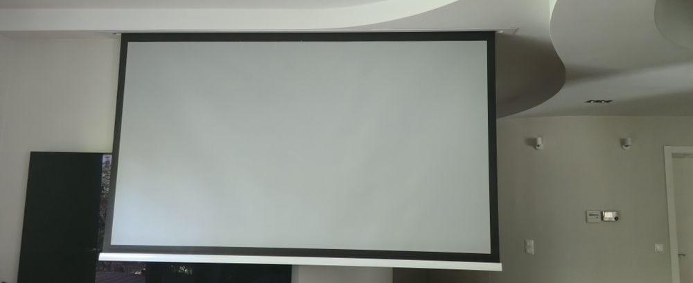 Ekran projekcyjny elektrycz szerokosc 240ny w kasecie