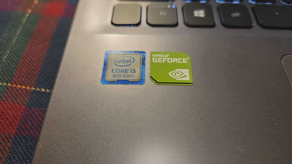 Laptop Asus VivoBook 15 I5-8265U 12GB RAM/500GB GeForce MX250 Zasilacz