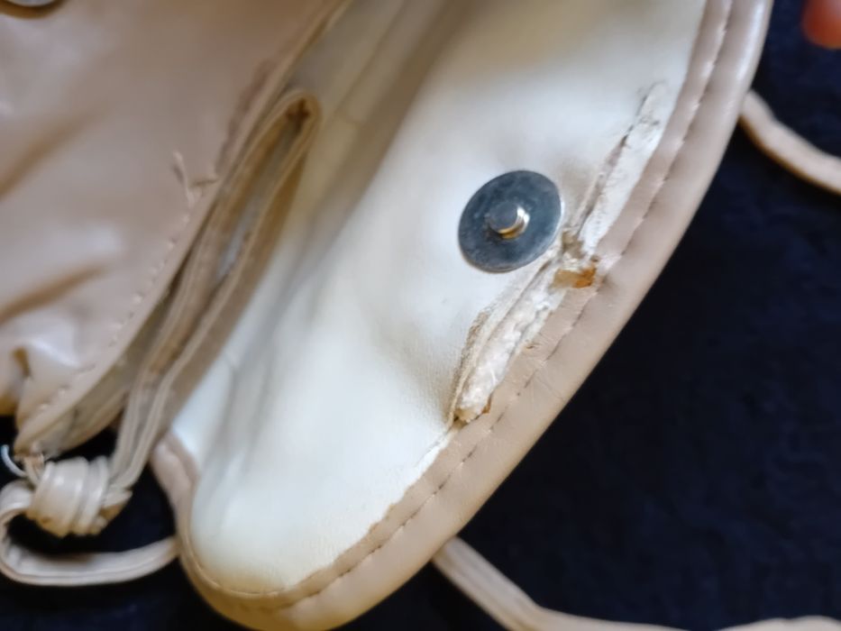 Torebka mała kremowa z kokardą na pasku