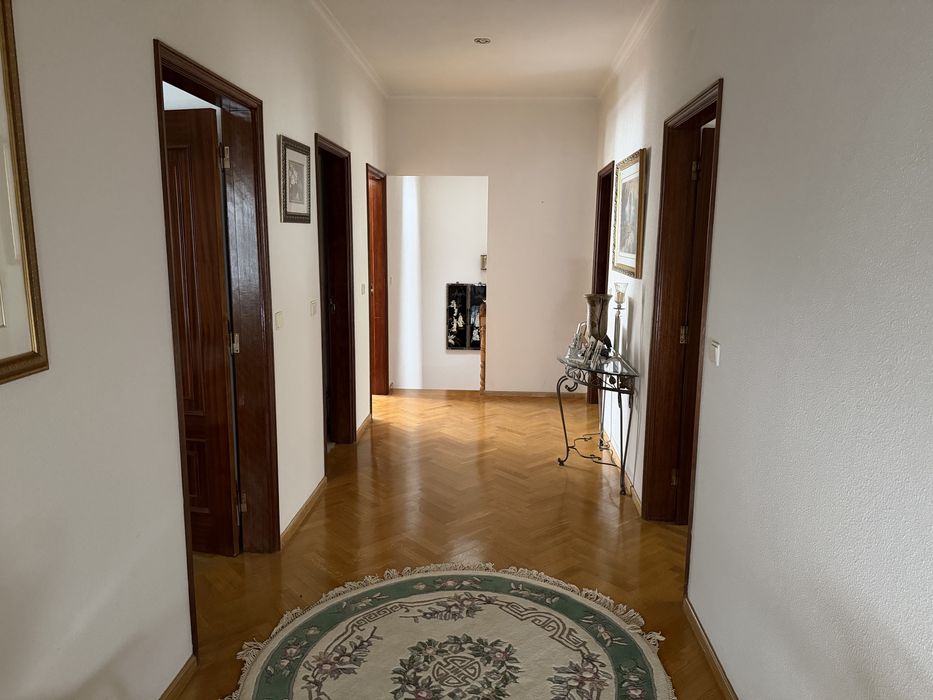 Vende-se moradia T4 no centro de Sendim, Miranda do Douro