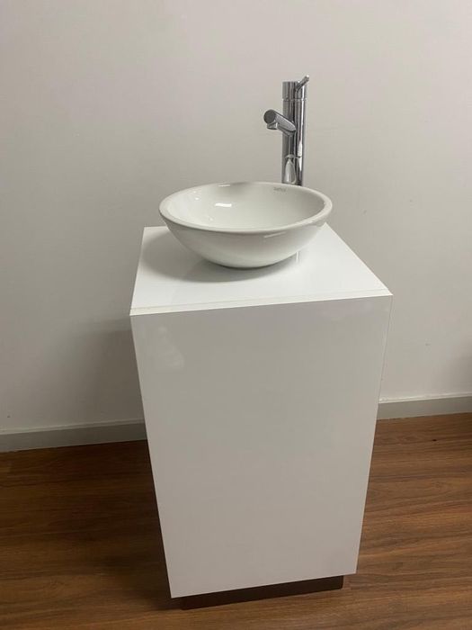 Móvel com lavatório