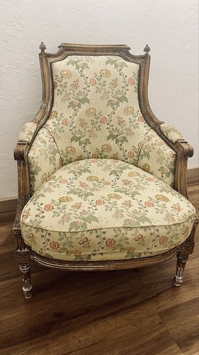 Антикварне крісло