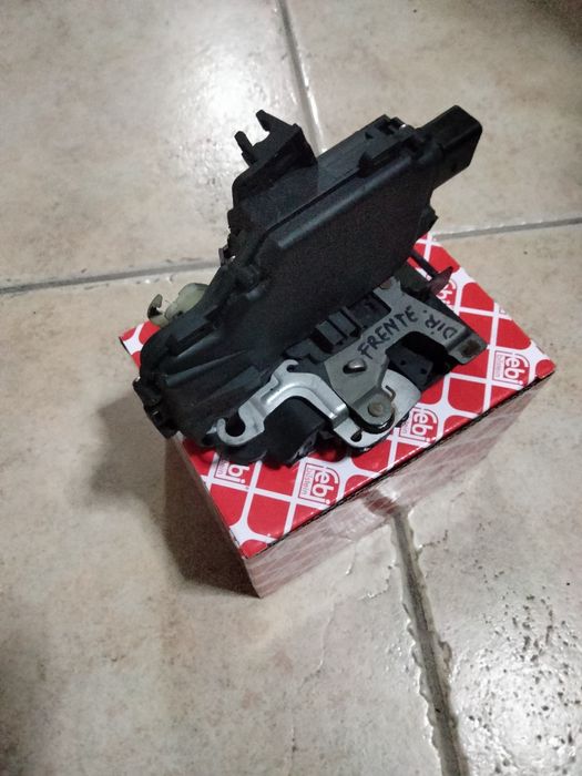 1 fecho porta frontal direito VW Passat / Golf 4 / Audi A3/A4 /Seat